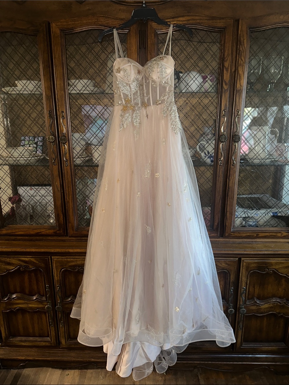 Romantic Blush Tulle Prom Gown with Gold Appliqué